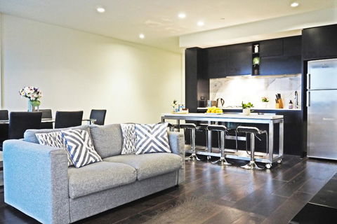 STYLISH 2BR 2BTH + CAR = HEART OF SOUTH YARRA - Holiday Cairns 2