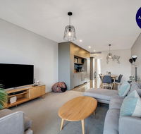 STYLISH CAMPERDOWN APARTMENT and PARKING INC - Holiday Cairns