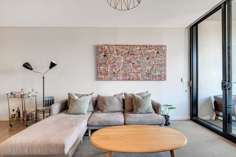 STYLISH CAMPERDOWN APARTMENT And PARKING INC - Holiday Cairns 2