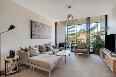 STYLISH CAMPERDOWN APARTMENT And PARKING INC - Holiday Cairns 3