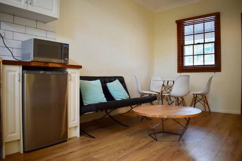 Stylish Cute Cottage In McMahons Point - Holiday Cairns 0