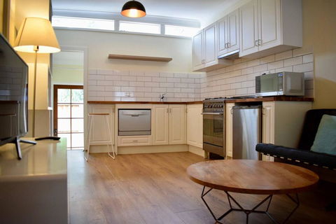 Stylish Cute Cottage In McMahons Point - Holiday Cairns 1