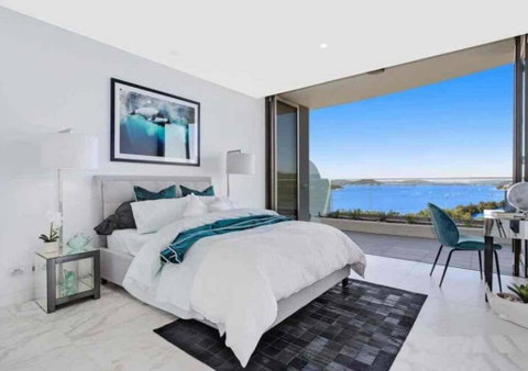 Stylish Penthouse With Views & Jacuzzi - Holiday Cairns 3