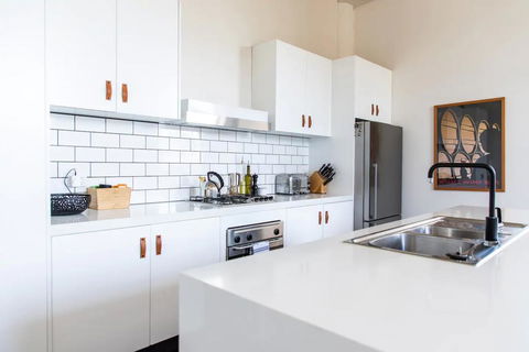 Stylish Warehouse Conversion In The Heart Of Fitzroy - Holiday Cairns 3