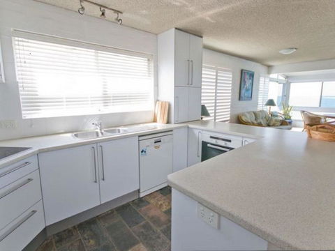 Suncrest 3 - Holiday Cairns 3