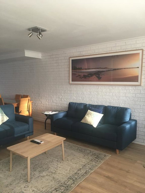 Sunlit Townhouse - Holiday Cairns 0
