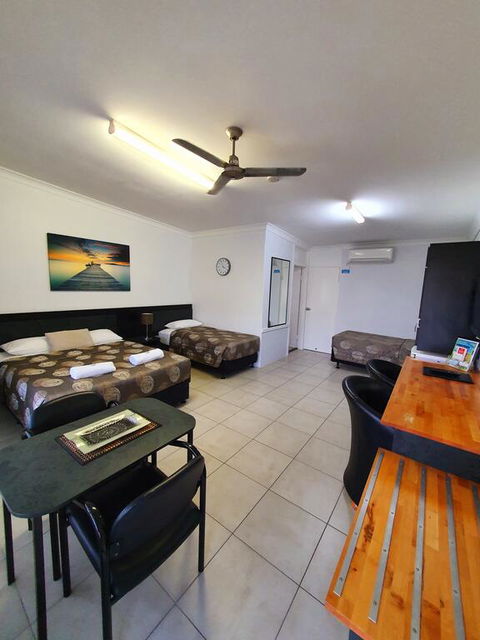 Sunseeker Motel - Holiday Cairns 3