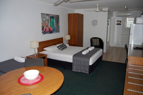 Sunseeker Motel - Holiday Cairns 2