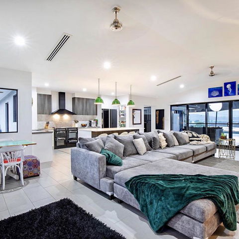 Sunset Penthouse Couples Retreat, Close To Airlie Beach, Champagne On Arrival - Holiday Cairns 3