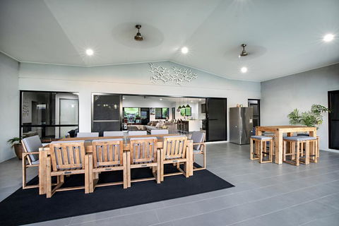 Sunset Penthouse Couples Retreat, Close To Airlie Beach, Champagne On Arrival - Holiday Cairns 2