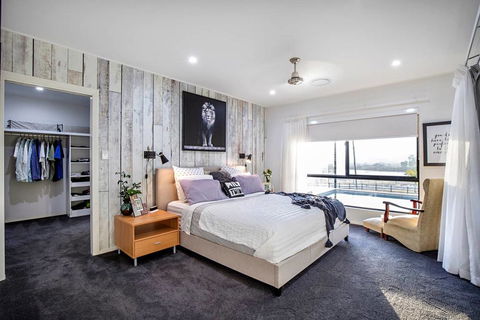 Sunset Penthouse Couples Retreat, Close To Airlie Beach, Champagne On Arrival - Holiday Cairns 0
