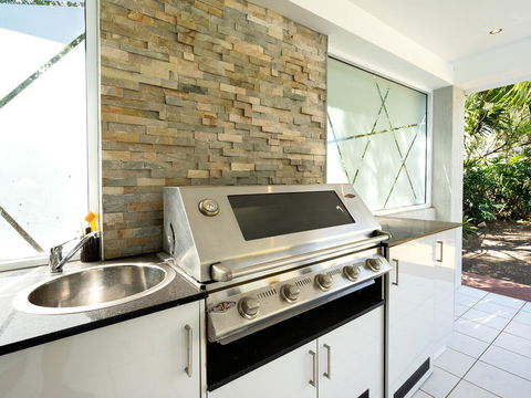 Super Sized Family Retreat With A Pool - Holiday Cairns 3