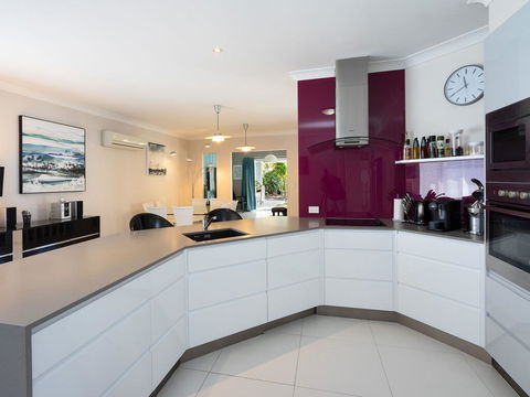 Super Sized Family Retreat With A Pool - Holiday Cairns 2