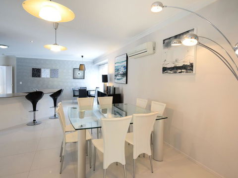 Super Sized Family Retreat With A Pool - Holiday Cairns 1