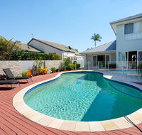 Super Sized Family Retreat With a Pool - Holiday Cairns
