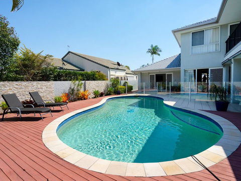 Super Sized Family Retreat With A Pool - Holiday Cairns 0