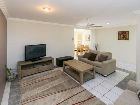 Superb Location - Hervey Bay - Holiday Cairns 0