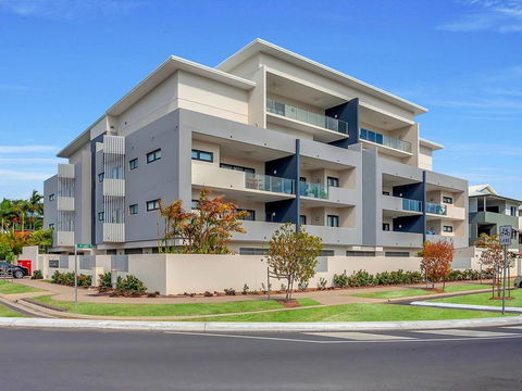 Superior Luxury Apartment In The City - Holiday Cairns 1