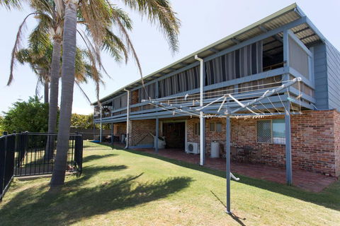 Surf And Sunsets, Beach Holiday Home Mandurah - Holiday Cairns 1