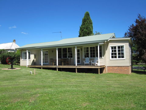 Sutton Forest Cottage - Holiday Cairns 3