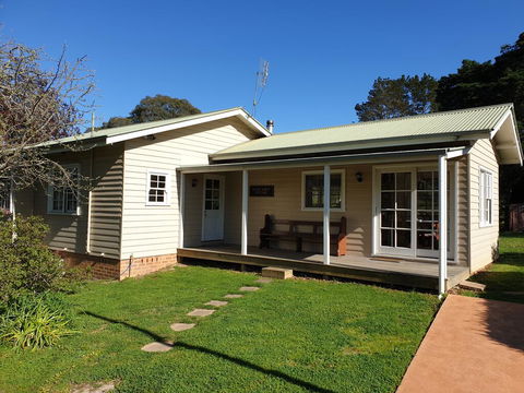 Sutton Forest Cottage - Holiday Cairns 0