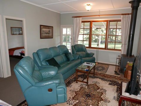 Sutton Forest Cottage - Holiday Cairns 2