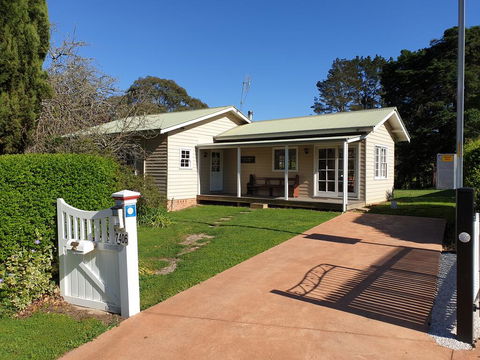 Sutton Forest Cottage - Holiday Cairns 1