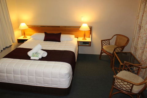 Tabourie Lake Motor Inn - Holiday Cairns 2