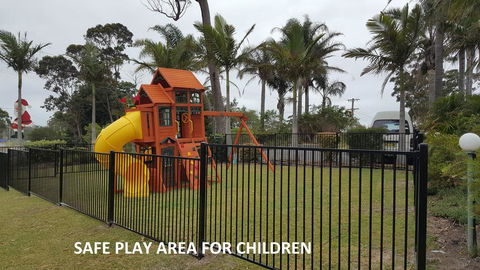 Tabourie Lake Motor Inn - Holiday Cairns 1