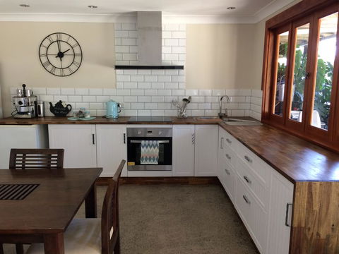 TAKURA HEIGHTS Modern Country Apartment With Pool Access - Holiday Cairns 2