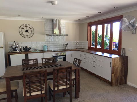 TAKURA HEIGHTS Modern Country Apartment With Pool Access - Holiday Cairns 0