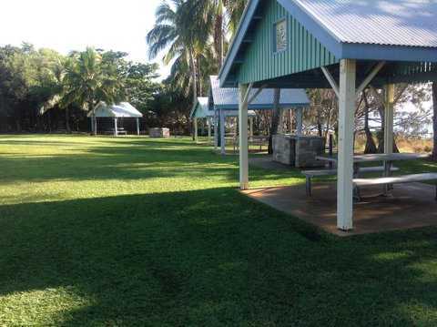 Tannum Sands Hotel / Motel - Holiday Cairns 0