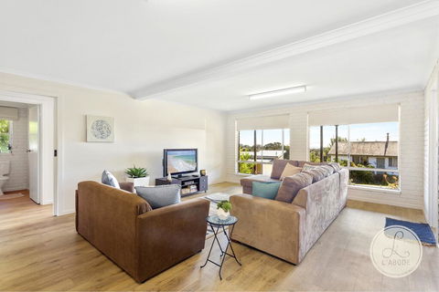 TASSIE SEASIDE SERENITY - L'Abode Accommodation - Holiday Cairns 1