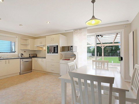 That Pink House! - Comfortable Home Away From Home - Holiday Cairns 3