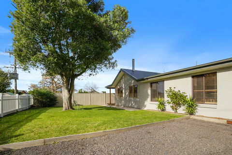 THE ASHMAN HOUSE - Modern And Close To Town - Holiday Cairns 3