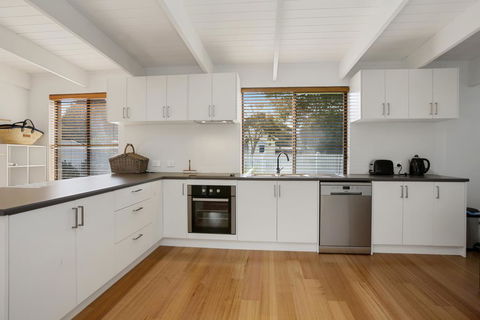 THE ASHMAN HOUSE - Modern And Close To Town - Holiday Cairns 2