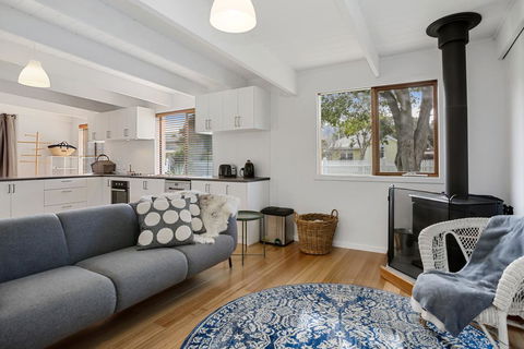 THE ASHMAN HOUSE - Modern And Close To Town - Holiday Cairns 1