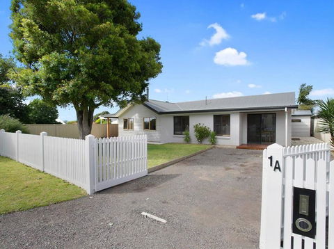 THE ASHMAN HOUSE - Modern And Close To Town - Holiday Cairns 0