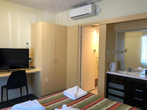 The Astor Suites - Holiday Cairns 1