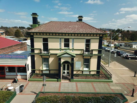 The Bank Guesthouse Glen Innes - Holiday Cairns 0