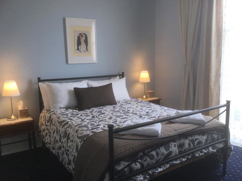 The Bank Guesthouse Glen Innes - Holiday Cairns 1