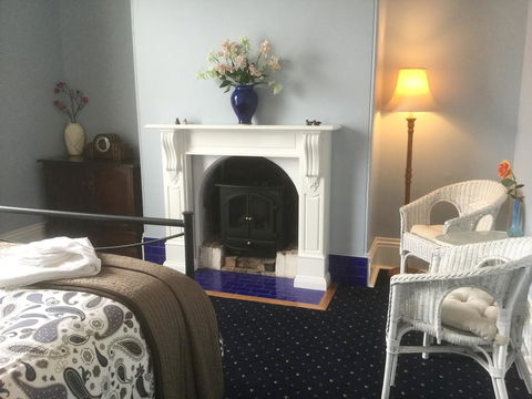 The Bank Guesthouse Glen Innes - Holiday Cairns 2