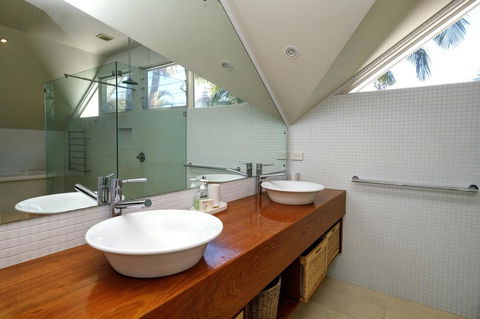 THE BEACH HOUSE - Holiday Cairns 0