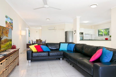 The Beach House 3BR Waterfront Apartment, Own WIFI - Holiday Cairns 3