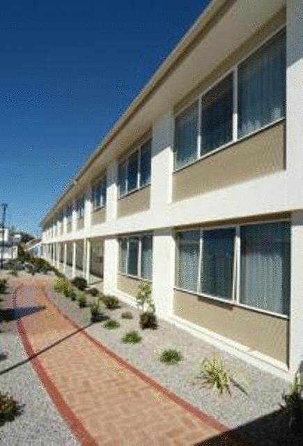 Edgewater Hotel - Holiday Cairns 0