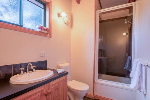 Freycinet Timber Cottage 1 - Holiday Cairns 2