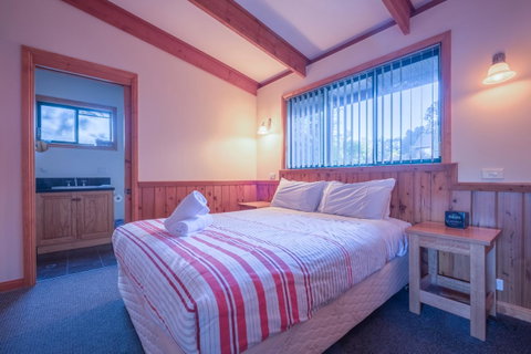 Freycinet Timber Cottage 1 - Holiday Cairns 4