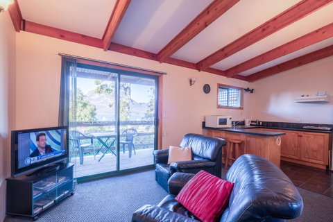 Freycinet Timber Cottage 1 - Holiday Cairns 1