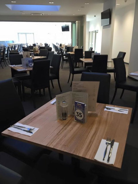 Risdon Brook Hotel - Holiday Cairns 2