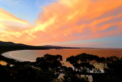 DOLPHIN LOOKOUT COTTAGE - Amazing Views Of The Bay Of Fires - Holiday Cairns 0